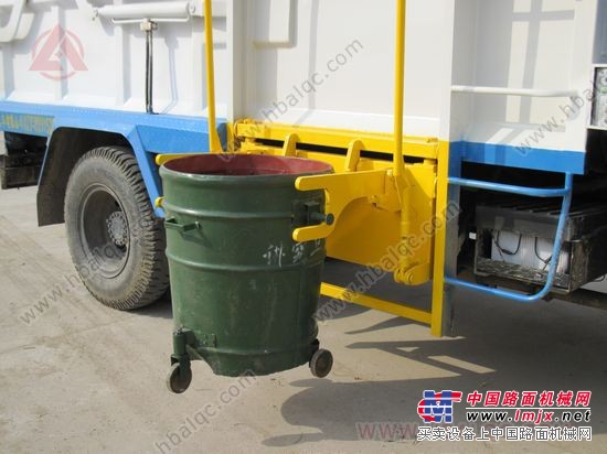 东风145侧装压缩式垃圾车挂桶机构提升演示图片
