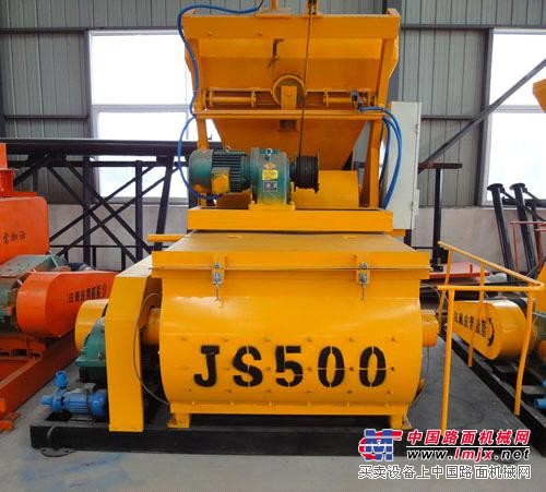强制式搅拌拖泵JS500成功在长沙团力机械公司下线。
