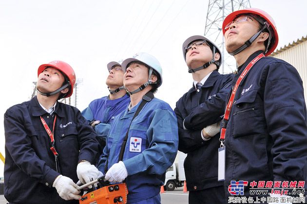 彭延寿（左一）等三一工程师正在对东电泵车操作人员进行培训
