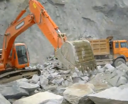 鬥山挖掘機DH225LC-9廣東省揭陽市惠來華強石場工作視頻