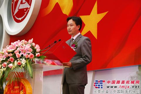 中国工程机械工业协会副秘书长王金星在下线仪式中致辞