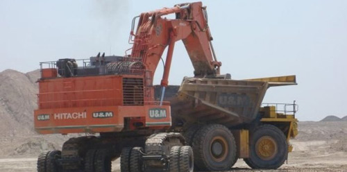  矿车帮助运输挖掘机