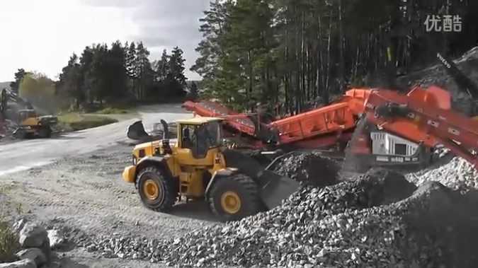 挖掘機、裝載機在石料廠的工作視頻展示