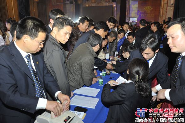 客户现场支付定金购买新品