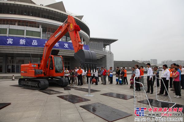 4月17日，鬥山DX150LC係列液壓挖掘機產品展示