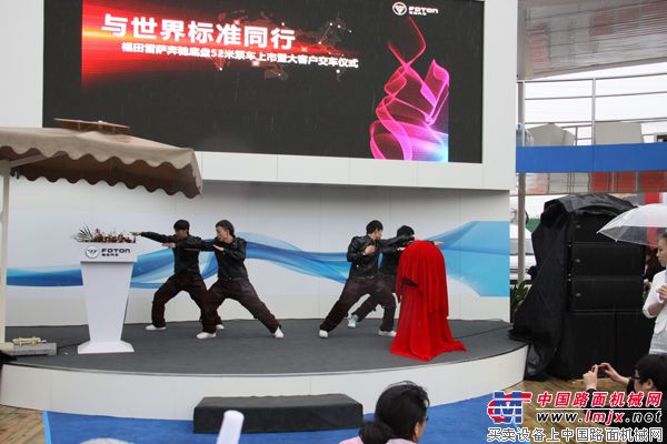 福田雷萨北京车展现场精彩表演