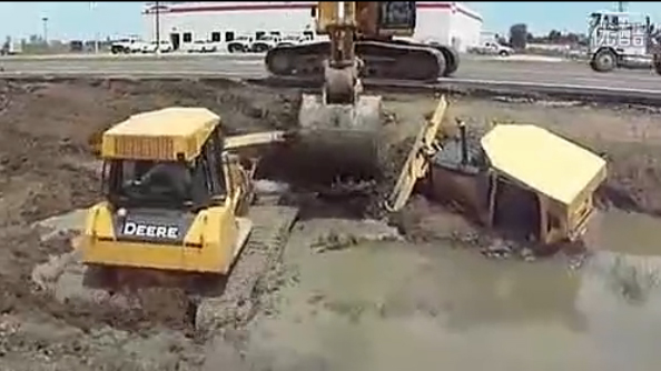 看最酷挖掘機如何將兩輛陷入泥中的推土機“救”出！ 