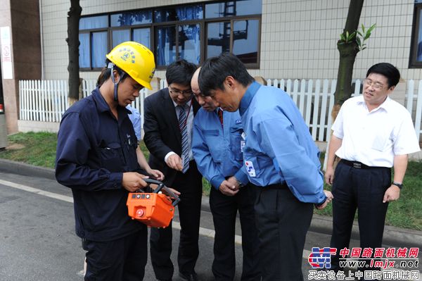 日本工程师现场操作62米泵车
