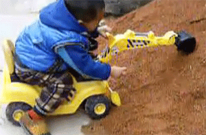 二岁小孩开挖掘机表演