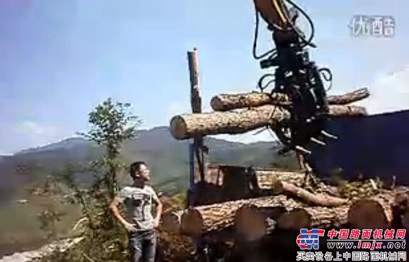 忆辉挖掘机夹木器视频