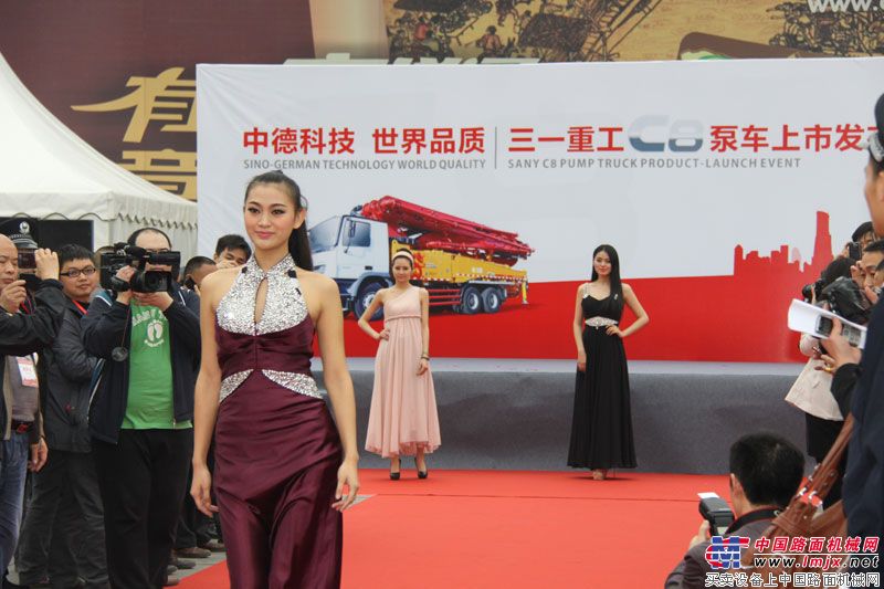模特助阵吸来众人目光