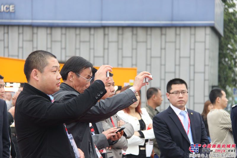 手机、照相机、平板电脑都派上用场