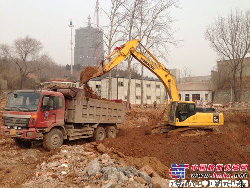 北京利盛源建筑物拆除有限公司小松挖掘机正在工作
