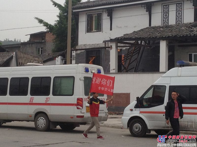 地震第二天，路上遇到一位芦山的当地居民向前来救援的各路队伍打