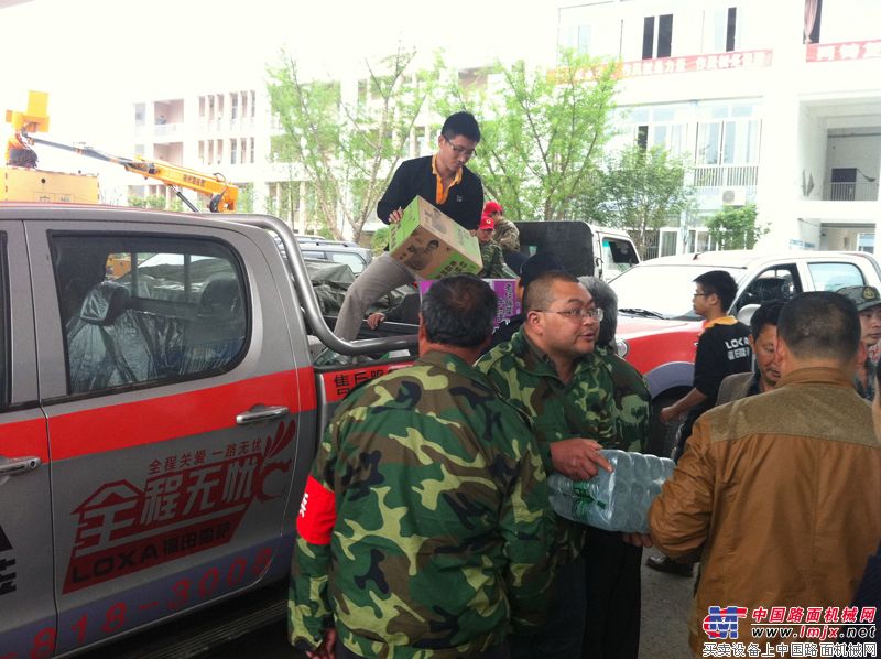 雷萨救援队员与当地救灾中心交接物质