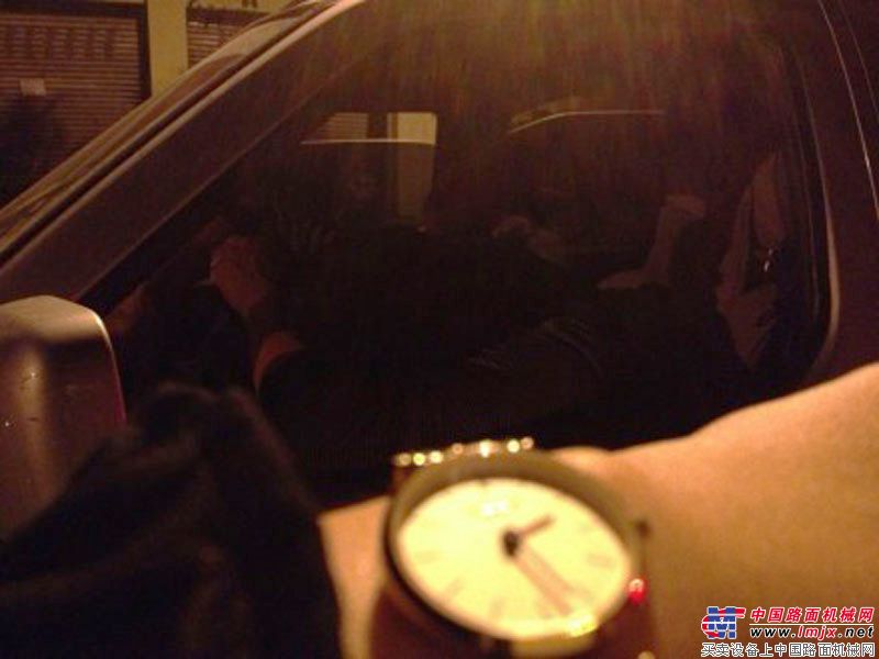 徐工抗震救灾小组夜间等待