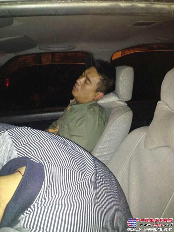 徐工抗震救灾小组夜宿车内