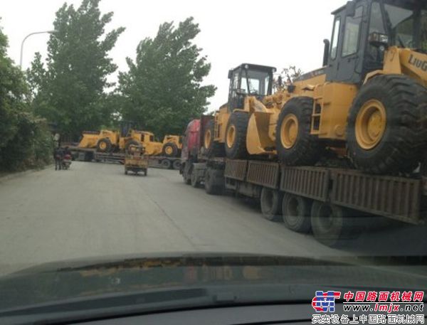 柳工机械在奔赴灾区的路上