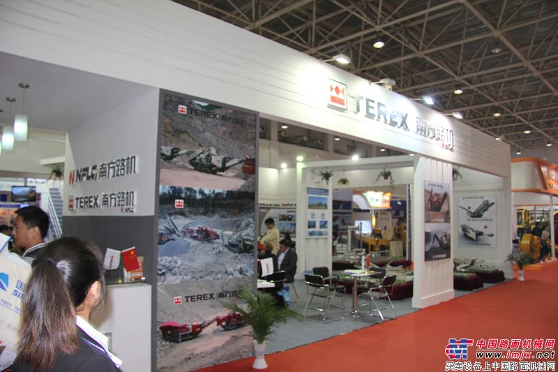 BICES2013南方路机展台