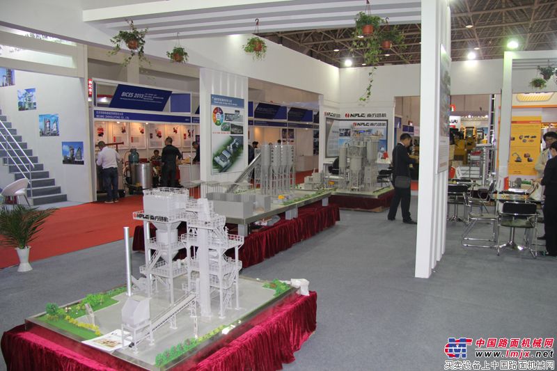 BICES2013南方路机展台