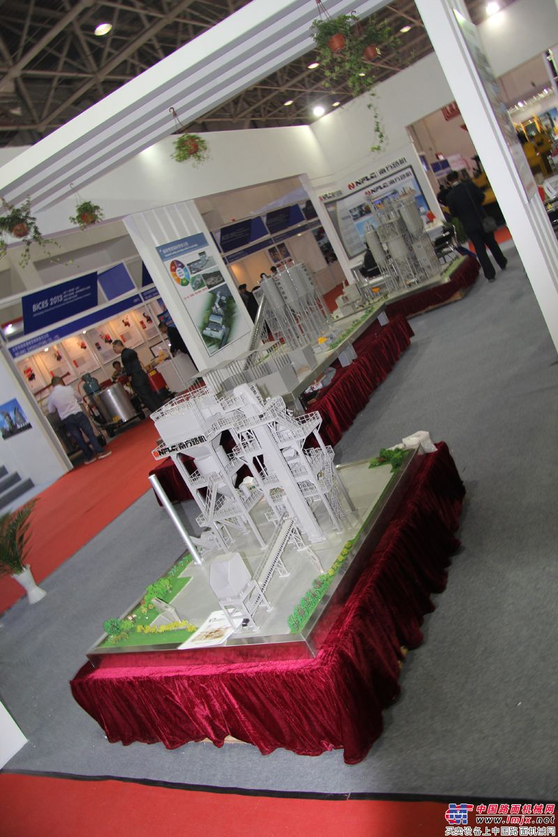 BICES2013南方路机展台