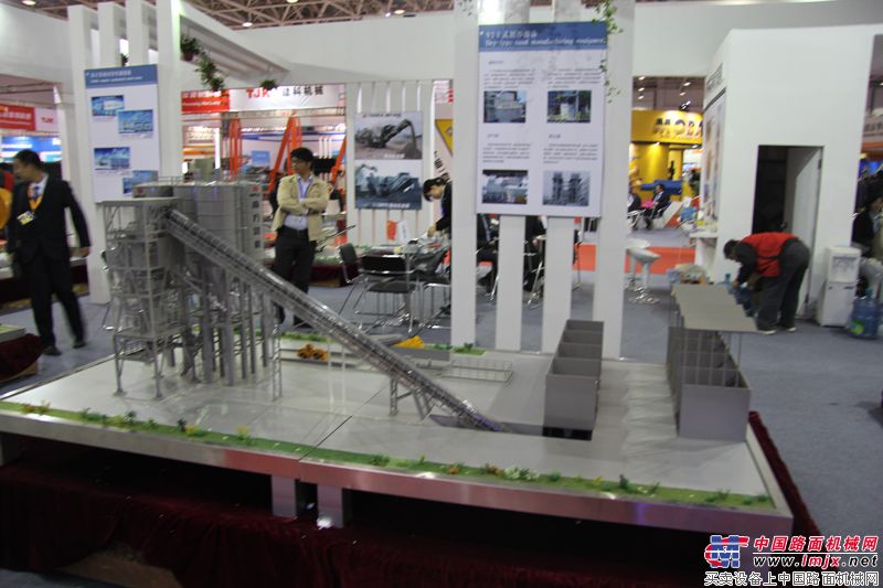 BICES2013南方路机展台
