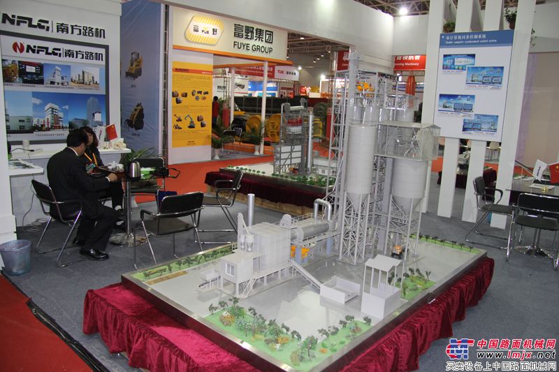 BICES2013南方路机展台