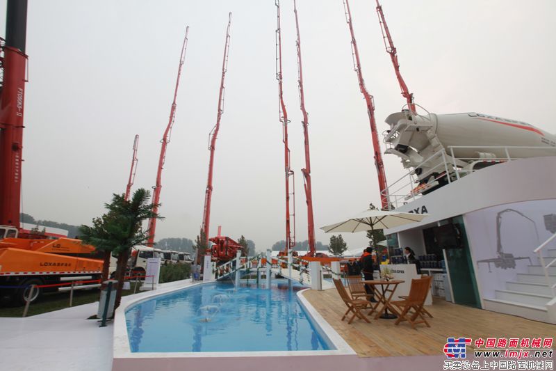 雷萨重机展台