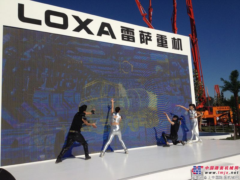 雷萨重机现场表演