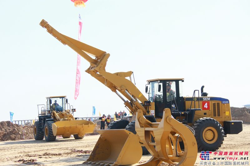 SEM650 B轮式装载机现场展示换属具