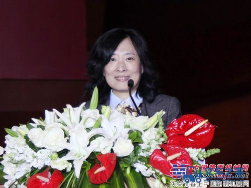 中国工程机械工业协会机动工业车辆分会秘书长张洁女士致辞