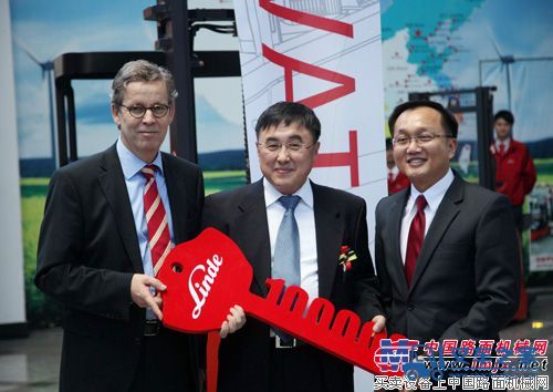 郭进鹏先生将第100,000台林德叉车的钥匙交予长春一汽国际物流有限公司客户代表