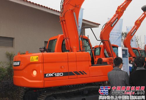 斗山DX120挖掘机