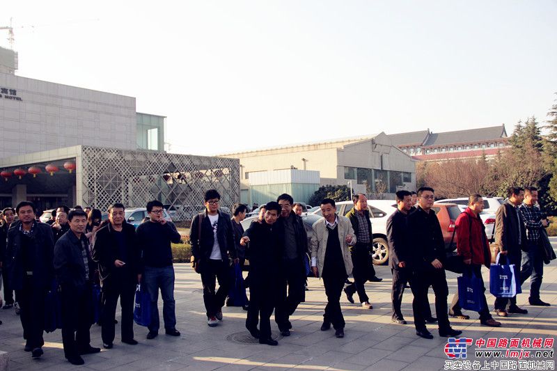 发布会现场客户正在观摩新品