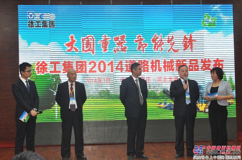 徐工道路石家庄营销中心主任时九洲、备件大区主任刘昭猛向用户承诺