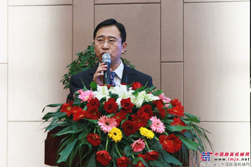 徐工道路营销公司副总监王昌明致辞