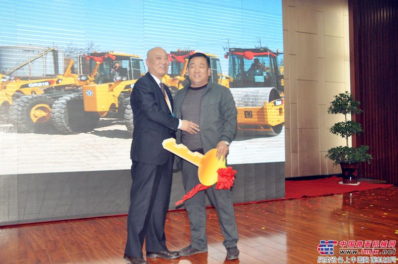 河北龙腾工程机械有限公司营销总监卜建章为用户交钥匙