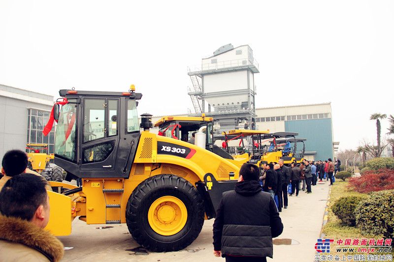客户正在观摩徐工道路产品