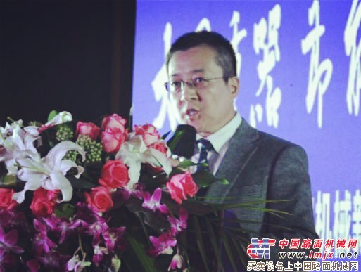 徐工道路机械事业部总经理助理、营销公司总监叶钢致辞 