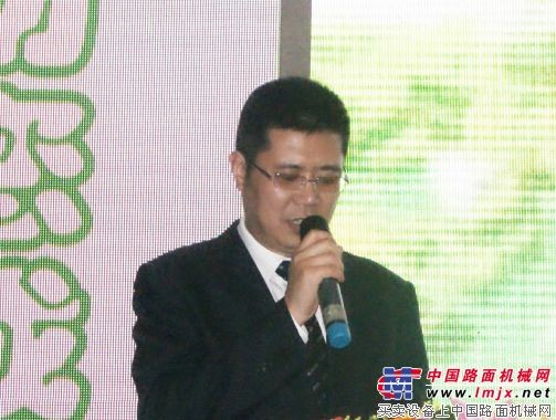 徐工道路广州营销中心主任金渭涛致辞 