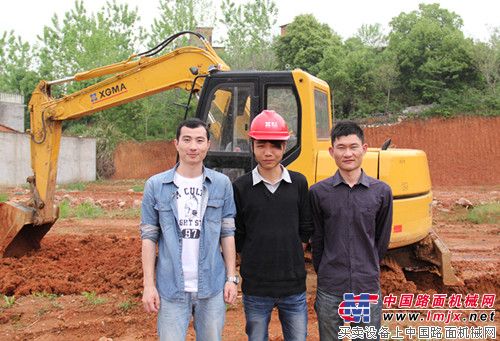 中国路面机械网记者与厦工XG809挖掘机操作手合影