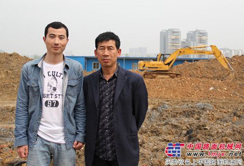 中国路面机械网记者与厦工挖掘机用户钱道勇合影