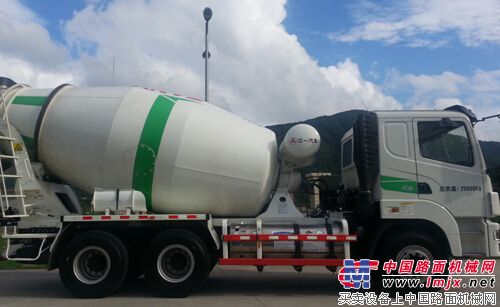 中国路面机械网亲身试乘体验全新涂装的三一LNG搅拌车