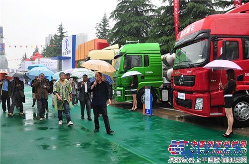 许多观众冒雨参观陕汽重卡展台