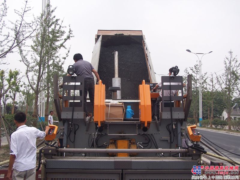 【华通动力】WTS95型摊铺机扬州施工照片