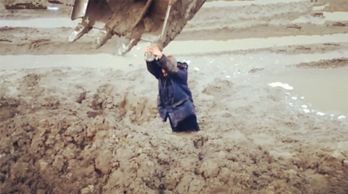 實拍男子陷泥濘中挖掘機救援現場