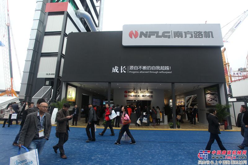 南方路机展台前