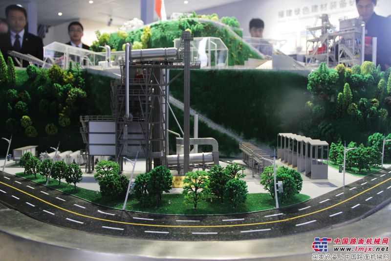 南方路机展台内