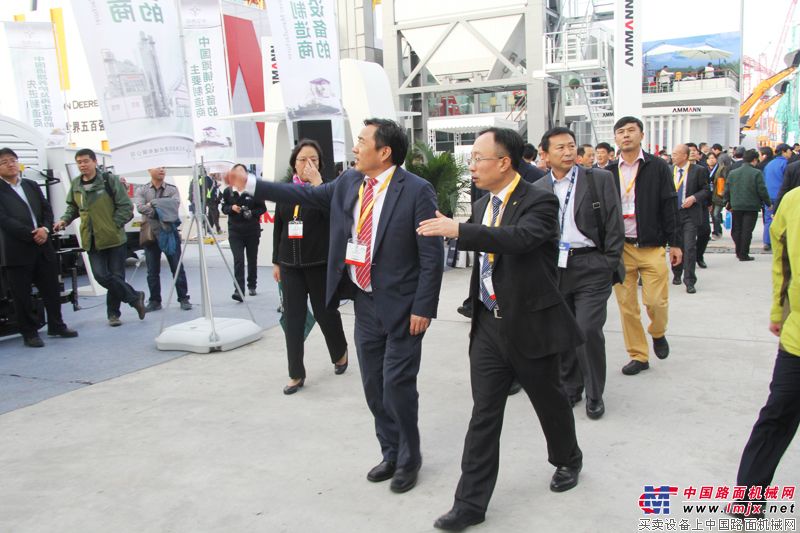 宋海良参观中交西筑展台