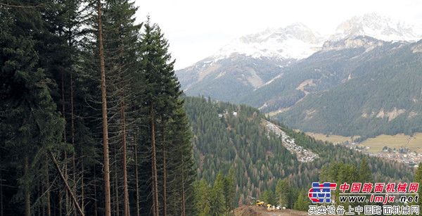 環球沃影——阿爾卑斯山上的沃爾沃挖掘機